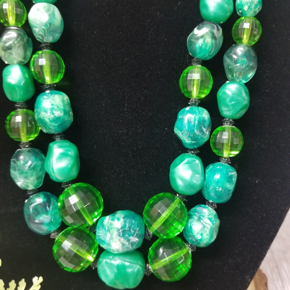 Vintage green plastic beaded choker necklace - Picture 5 of 7
